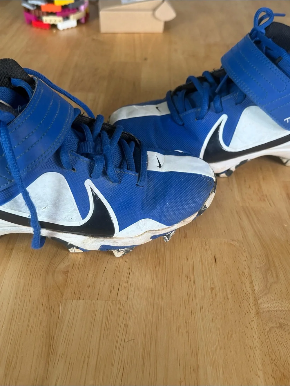Nike Kids Blue and White Hook-and-Loop baseball cleats size 5